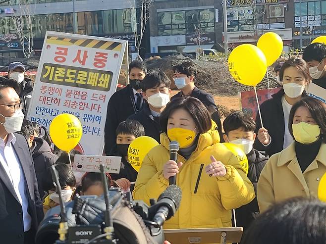 심상정 정의당 대선 후보가 7일 구로구 항동지구 온수터널 수직구 공사 현장을 찾아  공사 중단을 촉구하고 있다. /사진=유엄식 기자