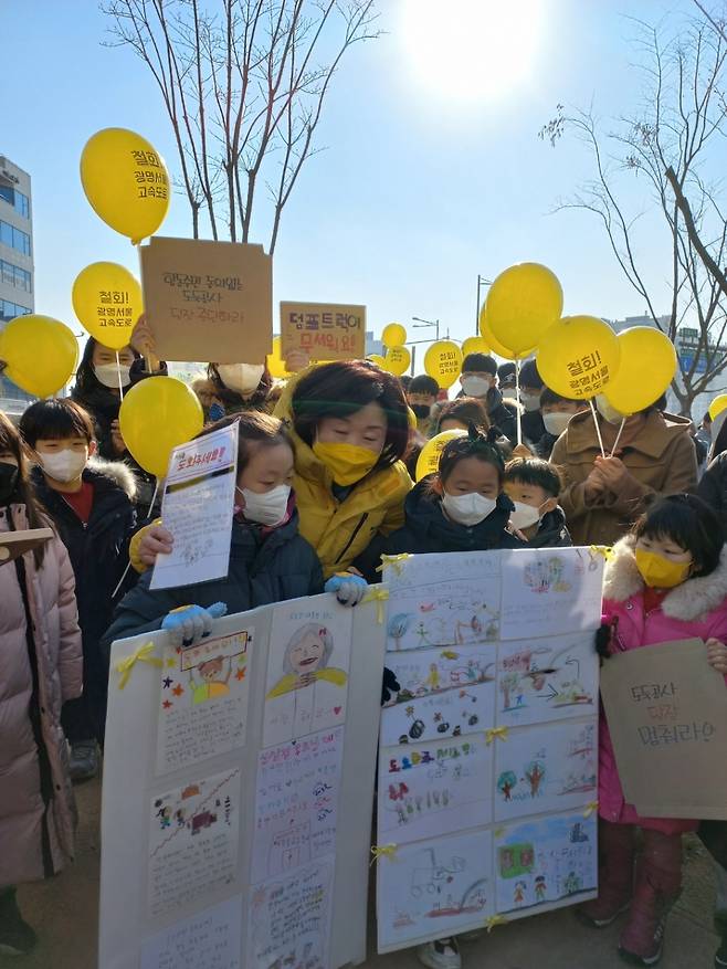 심상정 정의당 대선 후보가 7일 구로 항동지구 온수터널 수직구 현장을 찾아 공사 중단과 정치권의 관심을 촉구했다. /사진제공=항동 수직구 고속도로 반대 비상대책위원회