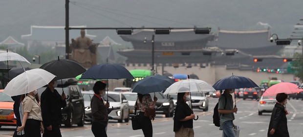 오는 8일은 전국이 오전부터 흐린 날씨를 보이는 가운데 대부분 지역의 아침기온이 영하권으로 추운 날씨가 이어질 것으로 보인다. 사진은 지난해 6월3일 오후 서울 종로구 광화문네거리에서 우산을 쓴 시민들이 발걸음을 재촉하는 모습. /사진=뉴스1