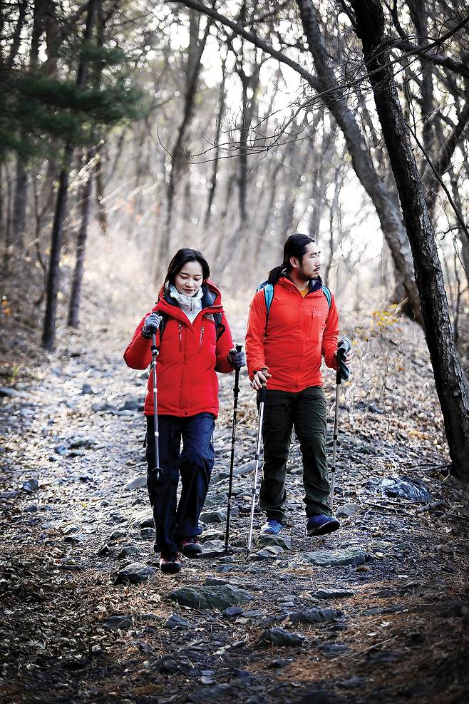 괘방산의 부드러운 능선길을 걷는 성대산악부 박지우씨(왼쪽)와 한효희씨.