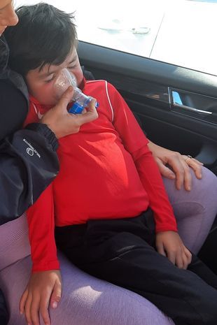 대회를 나가기 전 차량에서 물리 치료용 마스크로 처치를 받는 해리스의 모습.
