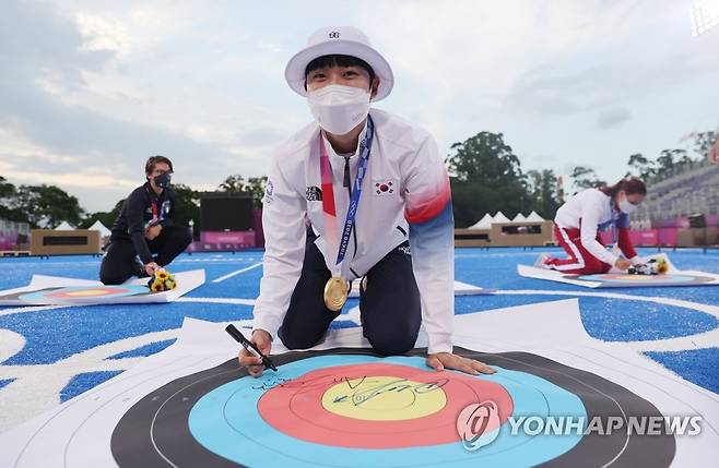 [스포츠10대뉴스] ② 양궁 안산 첫 올림픽 3관왕…정점 오른 한국 양궁 (서울=연합뉴스) 한국 스포츠의 '효자 종목' 양궁은 2021년 역대 최고의 성적을 냈다. 2020 도쿄올림픽에서 양궁 대표팀은 연일 금빛 화살을 쏘며 신종 코로나바이러스 감염증(코로나19)에 지친 국민들의 마음에 희망의 불씨를 지폈다. 2021.12.23 [연합뉴스 자료사진] photo@yna.co.kr