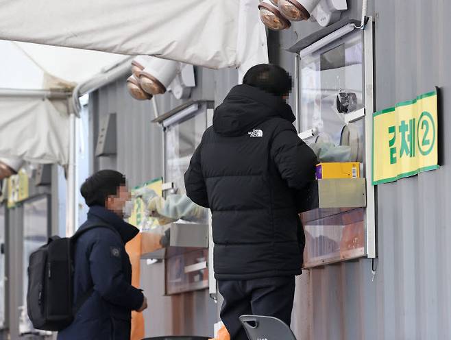 서울시청 앞 서울광장 코로나19 선별진료소를 찾은 시민들이 검사를 받고 있다.(사진=연합뉴스)
