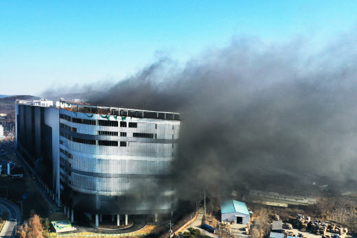 6일 경기도 평택시의 한 신축 공사현장에 화재가 발생해 연기를 내뿜고 있다.(사진=연합뉴스)