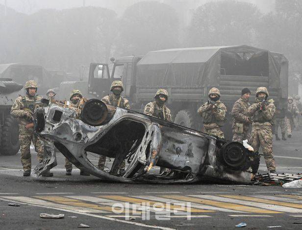 물가 폭등 항의 시위로 비상사태가 선포된 카자흐스탄 경제 중심 도시 알마티의 도심 광장에 군인들이 배치돼 있다. (사진=연합뉴스)