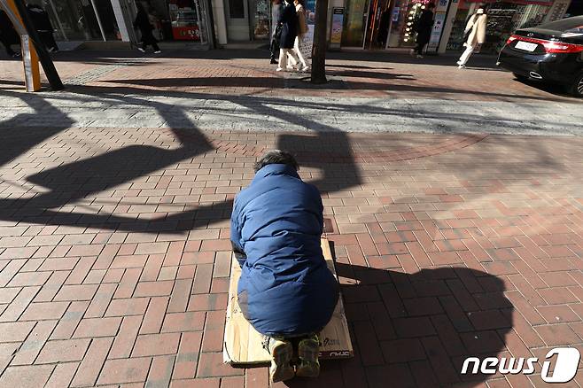 7일 오후 대구 중구 동성로에서 한 노숙인이 구걸을 하고 있다. 2022.1.7/뉴스1 © News1 공정식 기자