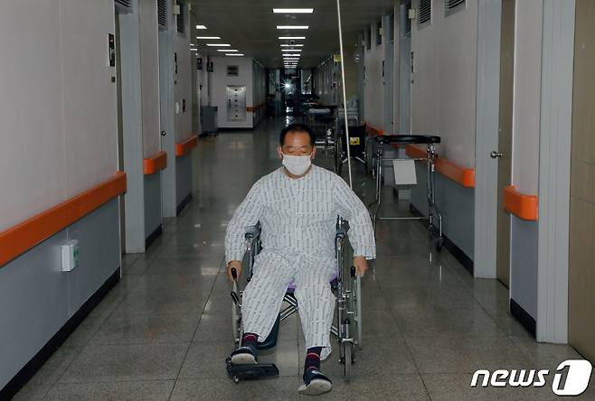 7일 오후 광주 서구 한 종합병원에서 만난 홍창남씨(62)의 모습. 2022.1.8/뉴스1