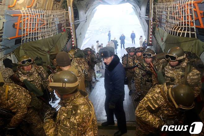 카자흐스탄 공군기지에서 2022년 1월 7일(현지시간) 군이 시위대 진압을 위해 군용기에 탑승하는 모습. 이날 토카예프 대통령은 시위대를 향한 '경고 없는 사살'을 명령했다. © 로이터=뉴스1 © News1 최서윤 기자