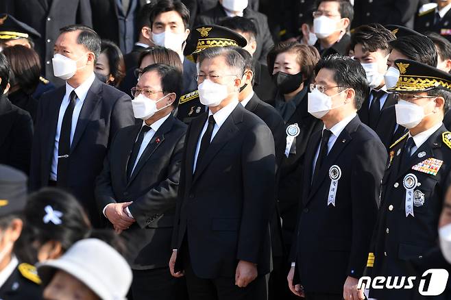 문재인 대통령이 8일 오전 경기도 평택시 이충문화체육센터에서 엄수된 평택 신축 공사장 화재 순직 소방공무원 합동 영결식에 참석하고 있다. 2022.1.8/뉴스1 © News1 경기사진공동취재단