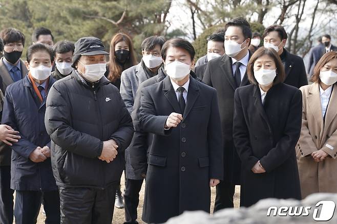 안철수 국민의당 대선 후보가 8일 오전 윤보선 전 대통령과 영부인 공덕귀 전 구속자가족협의회장 묘소에 참배하고 있다.(국민의당 제공) 2022.1.8/뉴스1