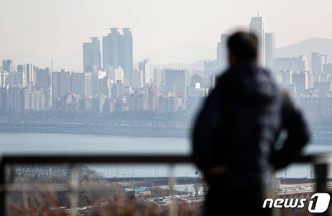 서울 성동구 응봉산에서 바라본 강남일대 모습. 2022.1.6/뉴스1 © News1 허경 기자