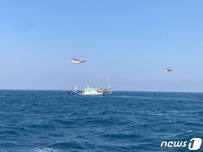 지난달 3일 오전 전남 여수 해상에서 1000톤급 중국어선 A호가 암초와 충돌해 여수해경이 구조 작업을 벌이고 있다.(자료사진, 기사내용과 관련 없음)2021.12.3/ 뉴스1 © News1 김동수 기자