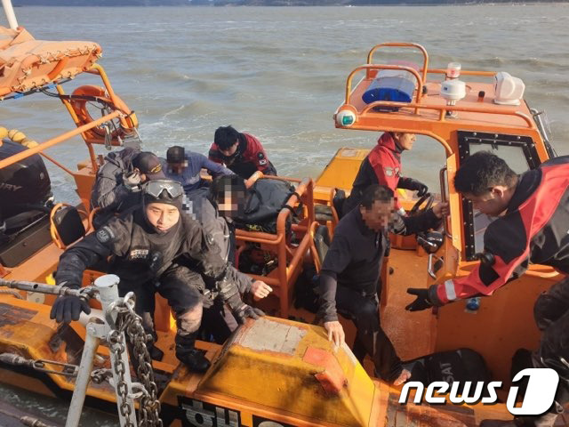 8일 오후 1시13분쯤 전남 진도군 장도 북동쪽 3.5㎞ 해상에서 선박 간 충돌로 어선 한척이 전복되는 사고가 발생했다. 현장에 출동한 해경이 선내에 고립된 선원들에 대한 구조작업을 벌이고 있는 모습.(목포해경 제공) © News1 김동수 기자