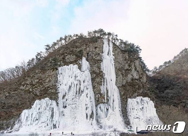 강원 원주시 지정면 판대리에 위치한 아이스파크 빙벽. (원주시 제공) 2022.1.8 © NEWS1