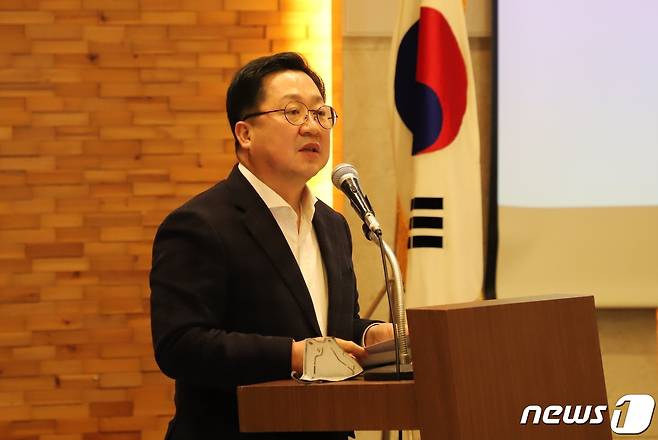 8일 대전 선샤인호텔에서 열린 대전·세종·충청미래전략위원회 창립총회에서 국민의힘 이장우 전 의원이 인사말을 하고 있다. ©뉴스1