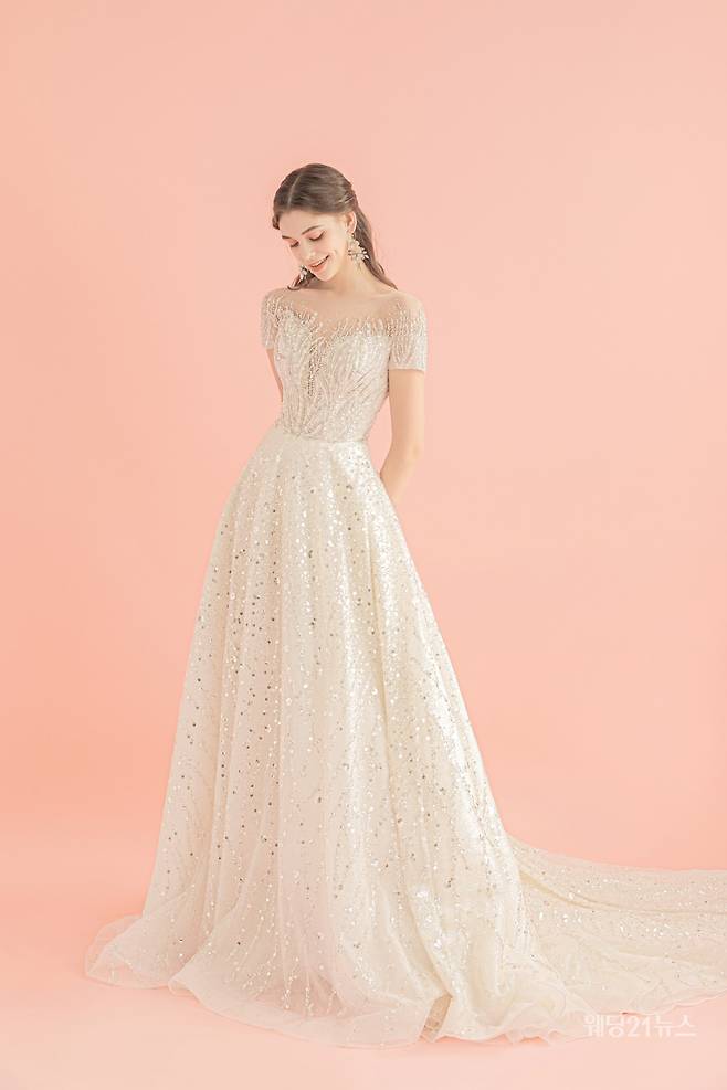 사진 : 웨딩드레스 디케웨딩,&nbsp;포토그래퍼 장웅(소르아 스튜디오),&nbsp;모델 아리나,&nbsp;헤어 소은 메이크업 경미(코코미카),&nbsp;디렉팅 김미경,&nbsp;제품협찬 가빈, 수야