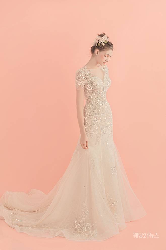 사진 : 웨딩드레스 디케웨딩,&nbsp;포토그래퍼 장웅(소르아 스튜디오),&nbsp;모델 아리나,&nbsp;헤어 소은 메이크업 경미(코코미카),&nbsp;디렉팅 김미경,&nbsp;제품협찬 가빈, 수야
