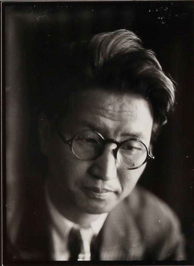 1930년대 정해창이 촬영한 자화상. 역시 정면을 바라보지 않는다. 2002년 유리원판으로부터 주명덕 프린트. 사진컬렉션 지평