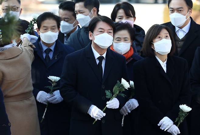 국민의당 안철수 대선후보가 7일 오후 충남 천안시 서북구 망향의 동산을 찾아 헌화하고 있다. /연합뉴스