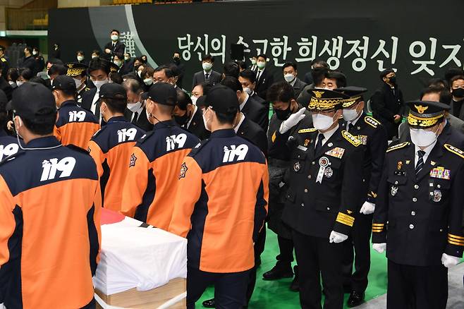 이흥교 소방청장이 8일 오전 경기 평택 이충문화체육센터에서 열린 평택화재 순식 소방공무원 영결식에서 운구행렬을 향해 경례를 하고 있다. /뉴시스