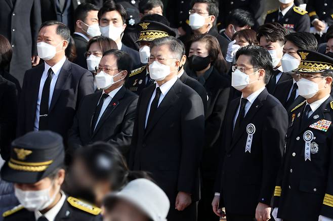 문재인 대통령이 8일 오전 경기도 평택시 이충문화체육센터에서 엄수된 평택 신축 공사장 화재 순직 소방공무원 합동 영결식에서 운구차량을 바라보고 있다. /연합뉴스