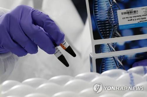 (대전=연합뉴스) 김준범 기자 = 29일 오후 대전시 유성구 구성동 대전시보건환경연구원에서 시설 관계자가 신종 코로나바이러스 감염증(코로나19) 오미크론 변이를 검출해 내는 진단키트를 확보해 시약을 확인하고 있다. 2021.12.29     psykims@yna.co.kr (끝)