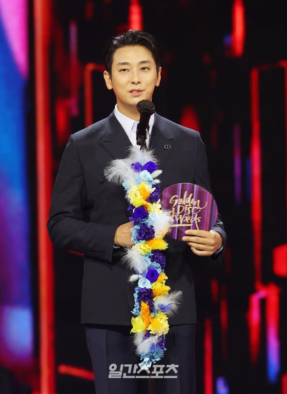 Actor Ju Ji-hoon attended the 36th Golden Disk Awards at Gocheok Sky Dome in Guro-gu, Seoul on the afternoon of the 8th as an untapped winner.The 36th Golden Disk Awards will be broadcast on JTBC, JTBC2, and JTBC4 and will be broadcast exclusively online on the seezn app and PC web page.2022.01.08