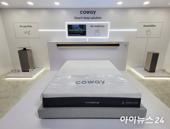 코웨이가 'CES 2022'에서 처음 선보인 '스마트케어 에어매트리스' [사진=서민지 기자]