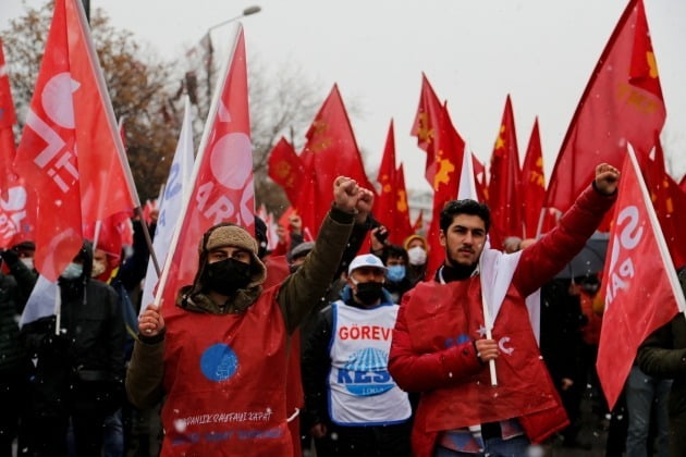 지난달 19일(현지시간) 터키 수도 앙카라에서 시위대가 정부의 경제정책에 항의하며 거리 행진을 벌이고 있다. 로이터연합뉴스