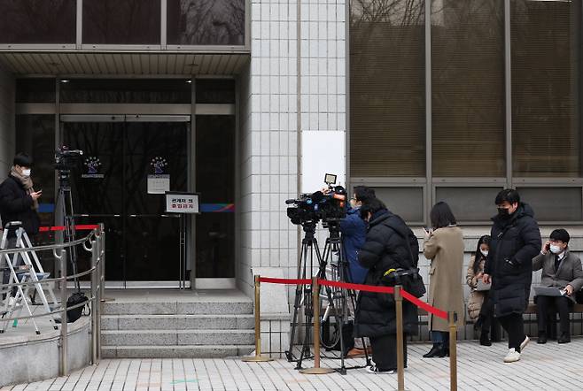 오스템 횡령 직원, 영장심사 포기

    (서울=연합뉴스) 신준희 기자 = 8일 양천구 서울남부지방법원에서 취재진이 회삿돈 1천980억원을 빼돌린 혐의로 영장실질심사를 받게 된 오스템임플란트 직원 이모씨를 기다리고 있다. 

    이씨는 이날 심사를 포기하고 법원에 출석하지 않았다. 2022.1.8

    hama@yna.co.kr

(끝)





<저작권자(c) 연합뉴스, 무단 전재-재배포 금지>