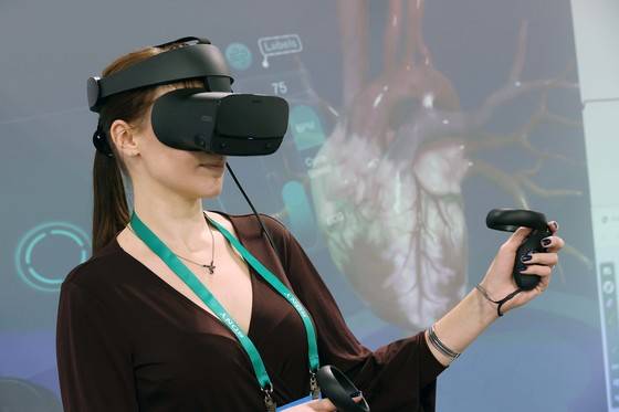 (라스베이거스(미국)=뉴스1) 조태형 기자 =  세계 최대 전자·가전·정보기술(IT) 전시회인 CES 2022 둘째 날인 6일(현지시간) 미국 네바다주 라스베이거스 샌즈엑스포 내 유레카 파크에서 한 관람객이 VR로 신체구조를 살펴보고 있다. 2022.1.7/뉴스1
