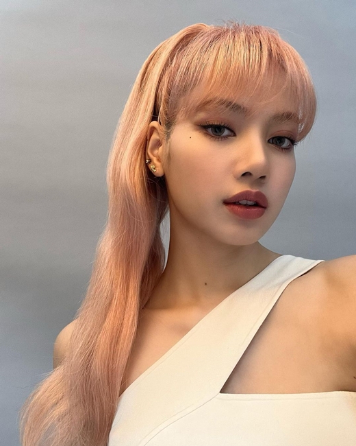 Girl group BLACKPINK Lisa reported on the latest situation.Lisa posted two photos on her Instagram page on Saturday.In the public photos, Lisa is showing a provocative gaze toward the camera.Lisa, who made her debut with BLACKPINK in 2016, released her first solo album LALISA last October and performed solo activities.