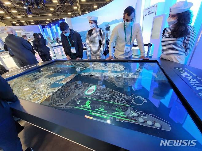 [라스베이거스=뉴시스]최희정 기자=6일(현지시간) 미국 라스베이거스 컨벤션센터(LVCC) 웨스트홀에 마련된 현대중공업그룹 부스. 관람객들이 현대두산인프라코어 사이트클라우드를 체험해보고 있다. dazzling@newsis.com