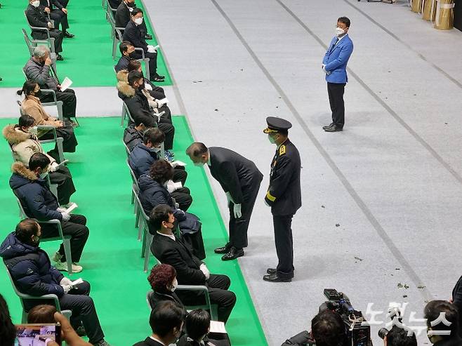 유족들 앞에 선 문재인 대통령. 정성욱 기자