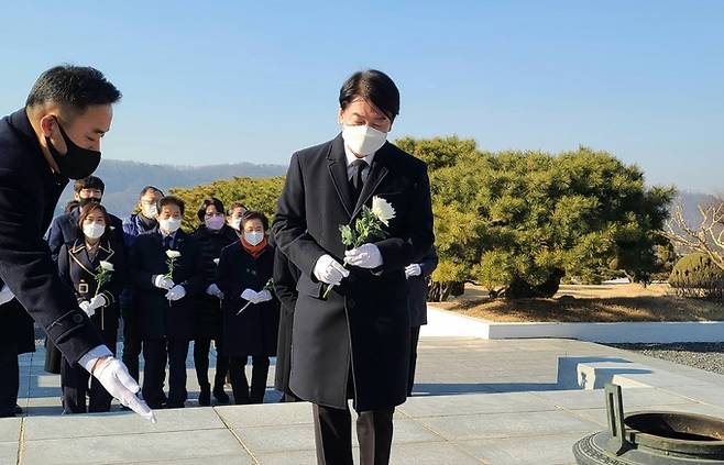 안철수 국민의당 대선 후보가 7일 오후 천안의 국립 망향의동산을 방문해 헌화하고 있다. 뉴시스