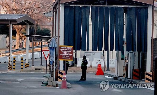 확진자는 급증하는데…깜깜한 미군기지 방역 상황  지난달 28일부터 이달 3일 사이 주한미군에서는 코로나19 확진자가 682명이나 급증한 가운데 7일 오후 서울 용산 미군기지 한 입구의 모습. [연합뉴스 자료사진]