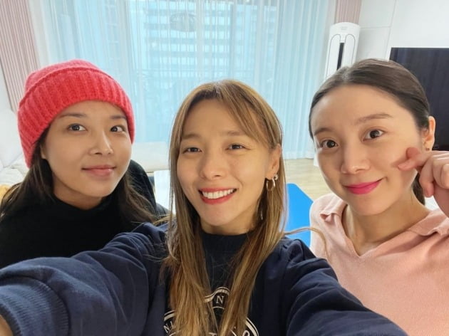 Group Wonder Girls members Sunye, Yubin and Hyelim united.Hyelim posted on his instagram on the 9th, Healthy house food, dessert and storm chat time for my brother! LOVE YOU # hostel.Photos posted together show Wonder Girls members Yubin, Sunye and Hyerim, who leave photos in commemoration of the meeting.The appearance of those who boast of strong friendship gives a warm heart.Born in 1992, Hyelim made his debut as a member of the group Wonder Girls, and was marriaged with Taekwondo player Shin Min-chul in July 2020; he is currently pregnant.Sunye marriages her missionary in 2013, and has three daughters; she is appearing on the tvN entertainment program Mom Idol.Yubin is appearing on SBS entertainment The Girls Who Beat, Mnet and Discovery Channel Korea We Are Family.