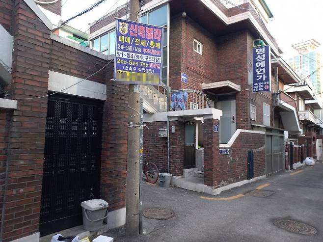 서울 광진구 자양동 주택가에 빌라 분양 광고가 붙어 있다.(사진=박종화 기자)