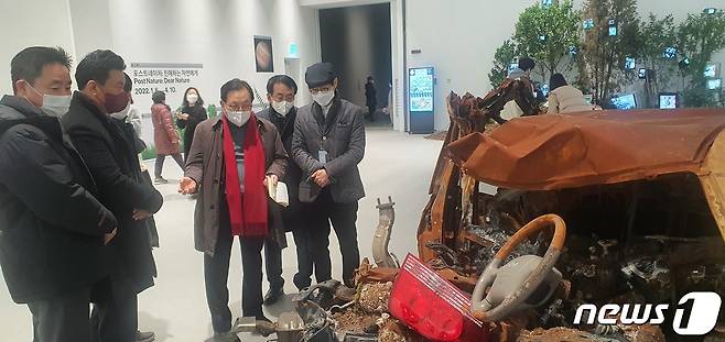 이채익 국회의원이 9일 울산시립미술관을 방문해 전시를 관람하고 있다.(이채익 의원실 제공) © 뉴스1