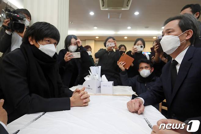 영화 1987에서 고(故) 이한열 열사 역을 맡은 배우 강동원이 9일 오후 광주 조선대학교병원 장례식장에서 이 열사 어머니 배은심 여사의 분향을 마친 뒤 우상호 의원과 대화를 나누고 있다. 2022.1.9/뉴스1 © News1 황희규 기자