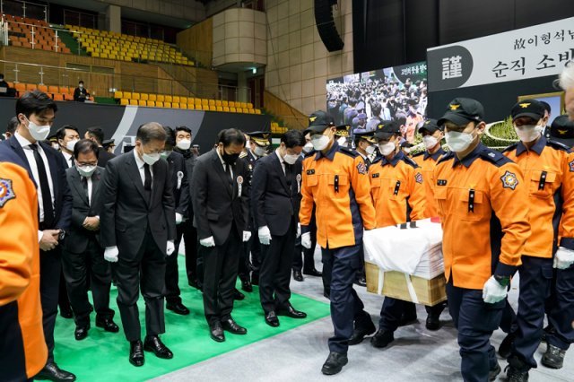 문재인 대통령이 8일 오전 경기도 평택시 이충문화체육센터에서 엄수된 경기도 순직 소방공무원 영결식에서 운구행렬을 향해 묵념하고 있다. 청와대 제공