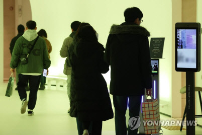 9일 서울의 한 대형 쇼핑몰 출입구에서 시민들이 출입 인증하고 있다. 연합뉴스