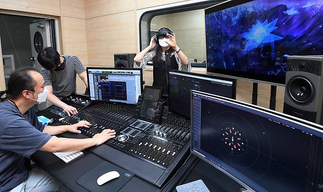 성남 판교 메타버스허브 5G실감음향 스튜디오에서 음향감독이 입체공간에 소리를 입히는 작업을 하고 있다. 전자신문DB