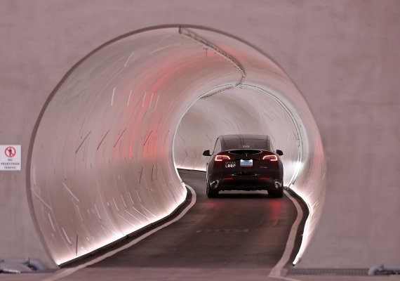 미국 네바다주 라스베이거스에 설치된 '베가스 루프'를 통해 테슬라 차량이 운행되는 모습. 사진=뉴스1