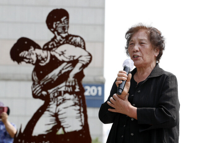 지난해 6월9일 고 이한열 열사의 34주기 추모행사가 열린 서울 서대문구 연세대 ‘한열동산’에서 이 열사의 어머니인 배은심 선생이 발언을 하고 있다. <한겨레> 자료사진