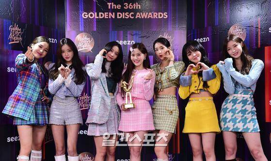그룹 오마이걸이 8일 오후 서울 구로구 고척스카이돔에서 언택트로 열린 ‘36회 골든디스크 어워즈' 디지털 음원 부문 본상 수상 후 트로피 세리머니를 하고 있다. ‘36회 골든디스크어워즈' 는 JTBC, JTBC2, JTBC4에서 방송되며 seezn 앱과 PC 웹 페이지에서 온라인 국내 독점 중계된다. 특별취재반 park.sewan@joongang.co.kr/ 2022.01.08/