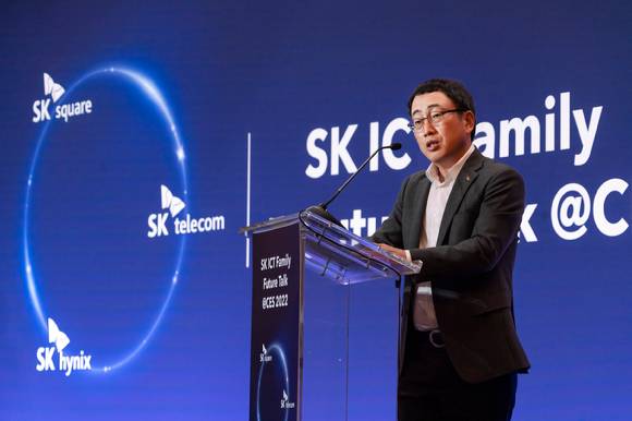 유영상 SK텔레콤 사장이 CES 2022가 열린 미국 라스베이거스에서 기자 간담회를 갖고 'SK ICT 연합'의 비전을 발표하고 있다. [사진=SK스퀘어]