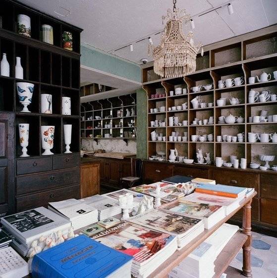 1층엔 조향사가 직접 만든 캔들부터 카드, 머그컵, 세라믹 소품류가 진열돼 있다. [사진 심규원]