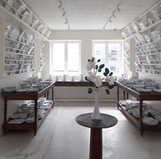 그릇을 주로 보여주는 2층 공간. 우윳빛 도자기들로 가득찬 방에 들어서자마자 탄성이 저절로 터진다. [사진 아스티에 드 빌라트 SNS]