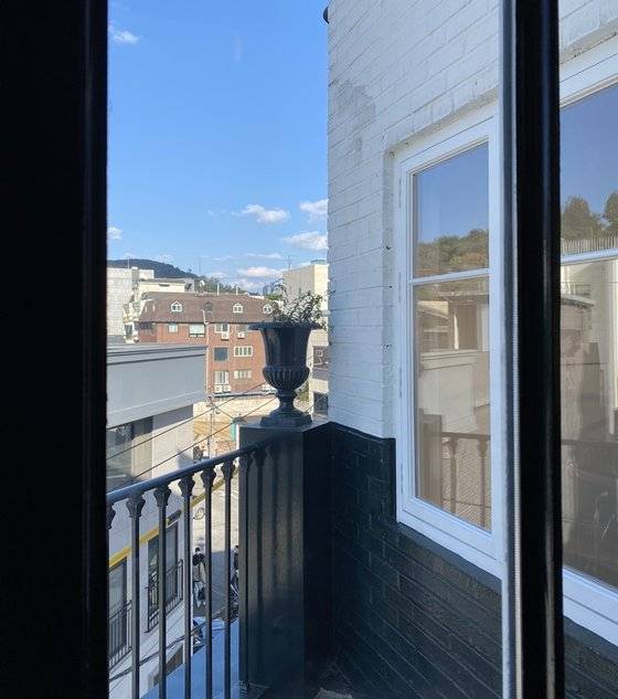 2층 창문을 통해 보이는 풍경. [사진 심규원]